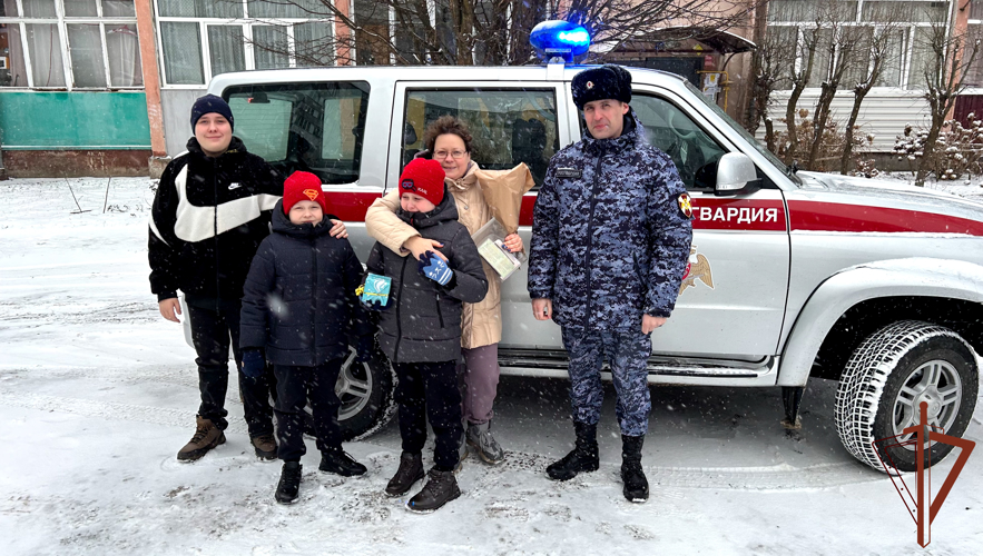 Военнослужащие Росгвардии приняли участие в акции «Елка желаний» в Калининграде 