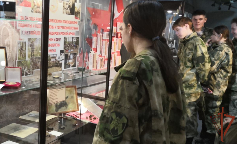 В преддверии 80-летия полного снятия блокады Ленинграда кадеты специализированной группы Росгвардии побывали в уникальном музее (видео)