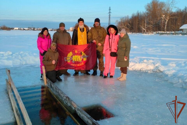В Архангельской области росгвардейцы помогли местным жителям обустроить место крещенских купаний