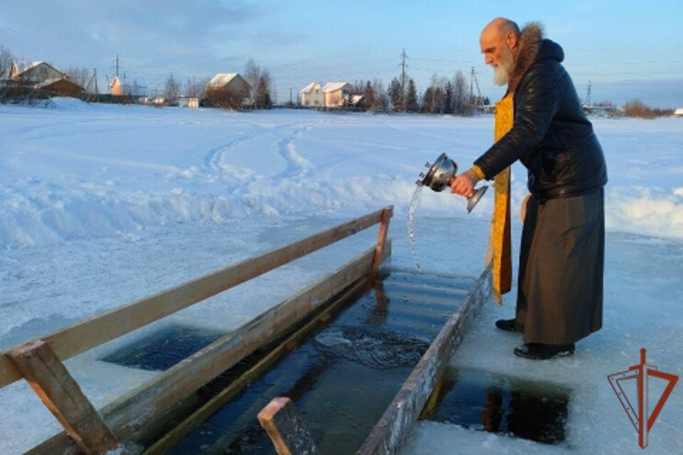 В Архангельской области росгвардейцы помогли местным жителям обустроить место крещенских купаний