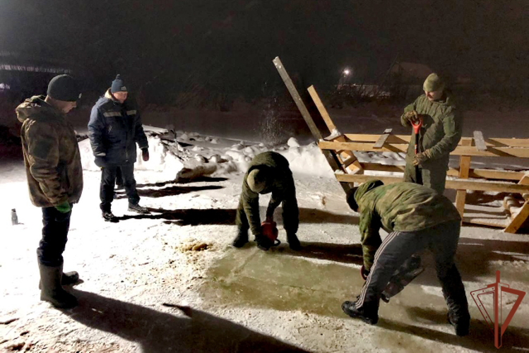 В Архангельской области росгвардейцы помогли местным жителям обустроить место крещенских купаний