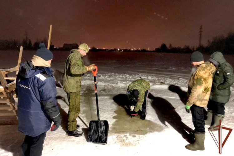 В Архангельской области росгвардейцы помогли местным жителям обустроить место крещенских купаний
