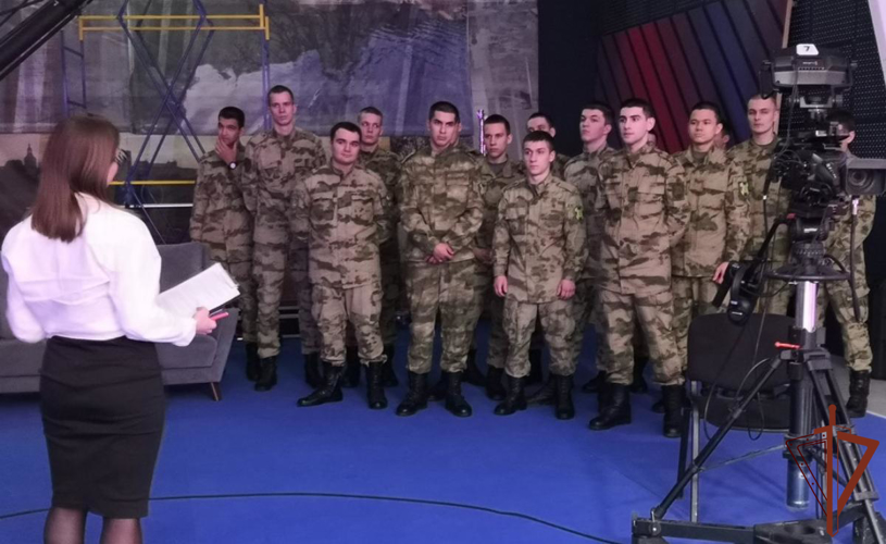 Военнослужащие Росгвардии познакомились с работой регионального медиахолдинга в Тюмени