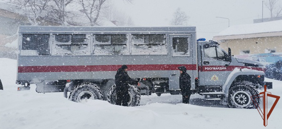 Росгвардейцы на Сахалине участвуют в ликвидации последствий циклона
