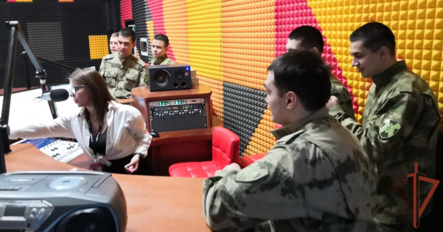 Военнослужащие Росгвардии познакомились с работой регионального медиахолдинга в Тюмени