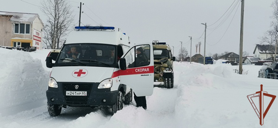 Росгвардейцы на Сахалине участвуют в ликвидации последствий циклона