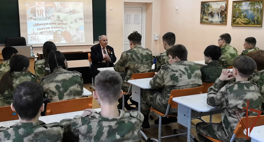 Росгвардейцы вместе с подшефными  кадетами  встретились с жителем блокадного Ленинграда
