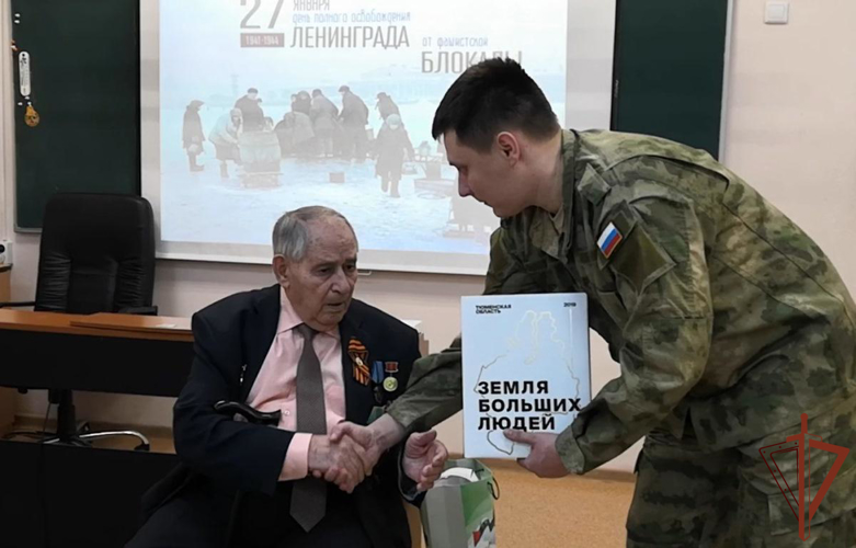 Росгвардейцы вместе с подшефными  кадетами  встретились с жителем блокадного Ленинграда