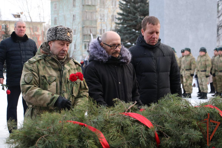 Военнослужащие и сотрудники Уральского округа Росгвардии почтили память жертв блокады Ленинграда