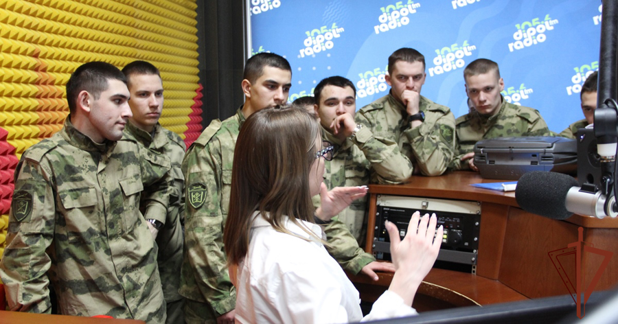 Военнослужащие Росгвардии познакомились с работой регионального медиахолдинга в Тюмени