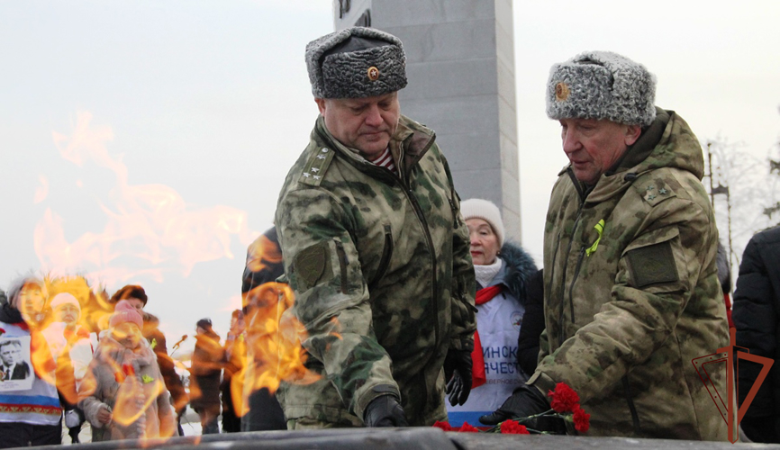 Военнослужащие и сотрудники Уральского округа Росгвардии почтили память жертв блокады Ленинграда