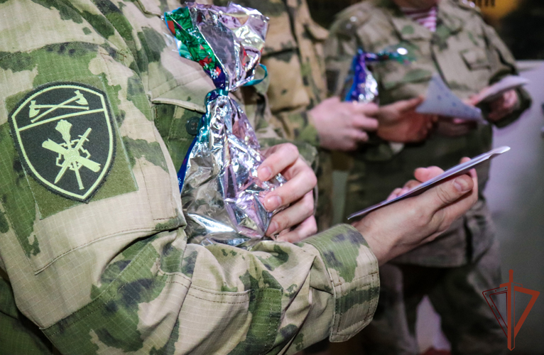 Активисты «Движения Первых» поздравили росгвардейцев с Новым годом в Йошкар-Оле