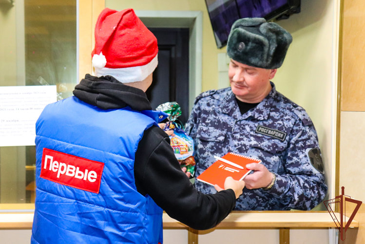 Активисты «Движения Первых» поздравили росгвардейцев с Новым годом в Йошкар-Оле