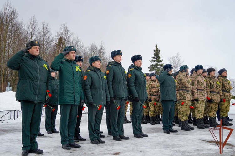 Росгвардейцы почтили память погибших защитников Ленинграда в Северо-Западных регионах страны