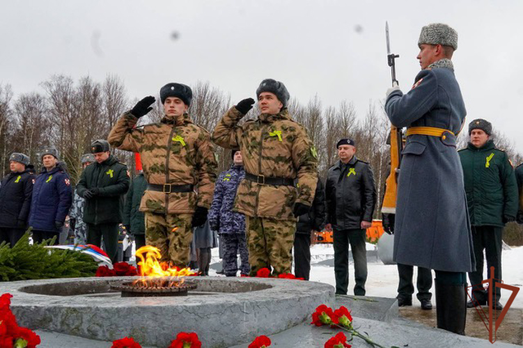 Росгвардейцы почтили память погибших защитников Ленинграда в Северо-Западных регионах страны