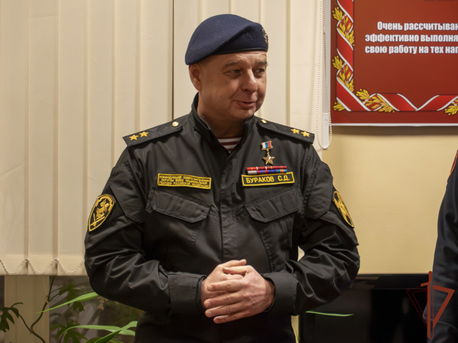 Командующий Северо-Западным округом Росгвардии поздравил с Новым годом обеспечивающих безопасность Эрмитажа росгвардейцев