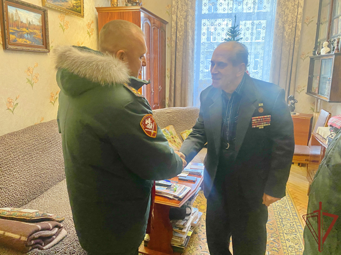 Росгвардейцы Северо-Западного округа поздравляют ветеранов с Новым годом