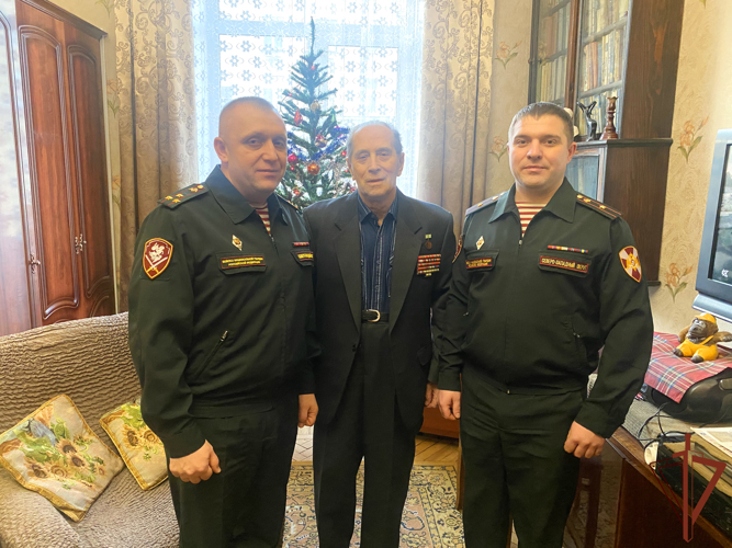 Росгвардейцы Северо-Западного округа поздравляют ветеранов с Новым годом