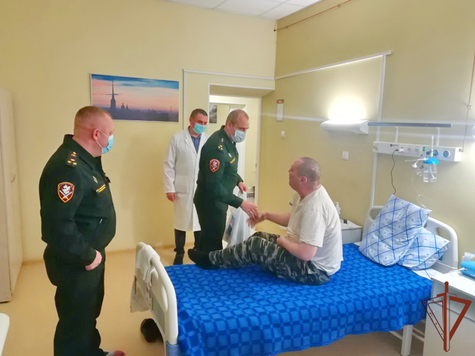 Офицеры и ветераны СЗО Росгвардии поздравили с новогодними праздниками военнослужащих, находящихся на излечении