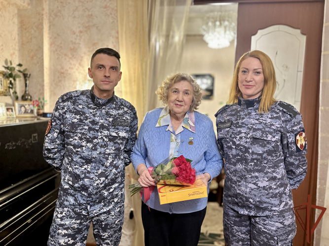 Росгвардейцы поздравили жительницу блокадного Ленинграда с 80-летием полного снятия блокады в Мурманске
