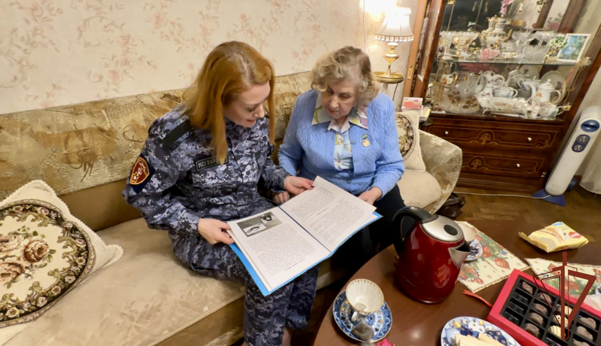 Росгвардейцы поздравили жительницу блокадного Ленинграда с 80-летием полного снятия блокады в Мурманске