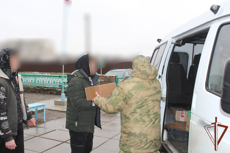 В Херсонской области росгвардейцы передали студентам гуманитарный груз 