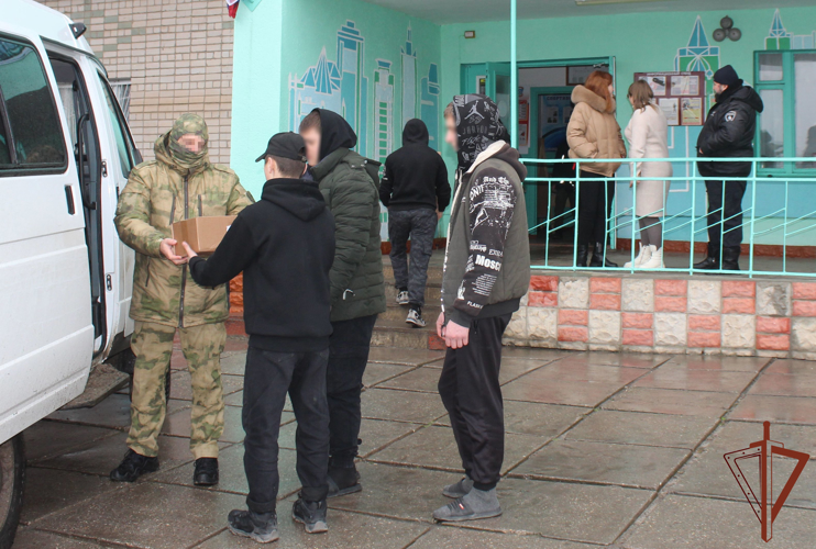 В Херсонской области росгвардейцы передали студентам гуманитарный груз 
