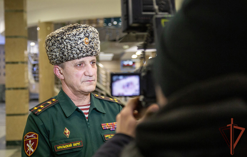 Росгвардейцы сыграли «Прощание славянки» на железнодорожном вокзале Челябинска (видео)