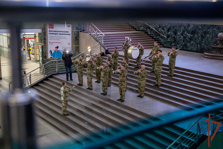 Росгвардейцы сыграли «Прощание славянки» на железнодорожном вокзале Челябинска (видео)