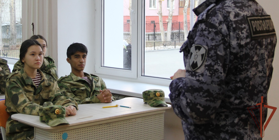 Росгвардейцы знакомят уральских школьников с военными институтами ведомства 
