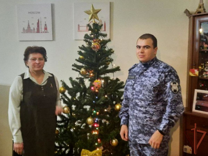 Росгвардейский Дед Мороз специального назначения поздравил детей и взрослых на Урале