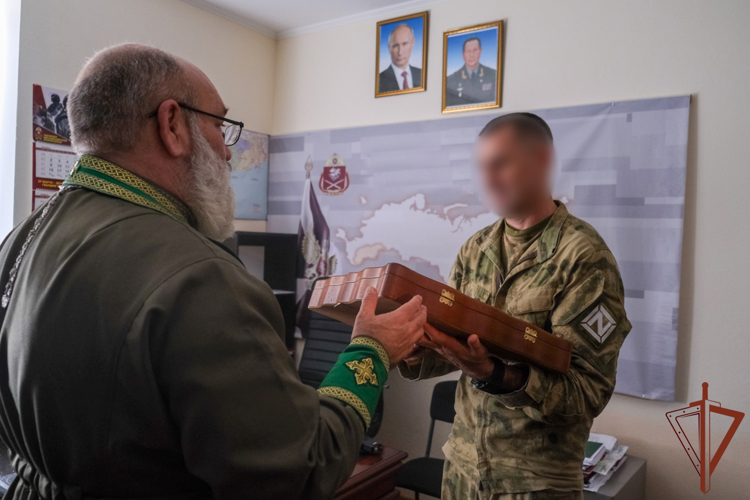 Росгвардейцы встретились с военным священником в зоне СВО (ВИДЕО)