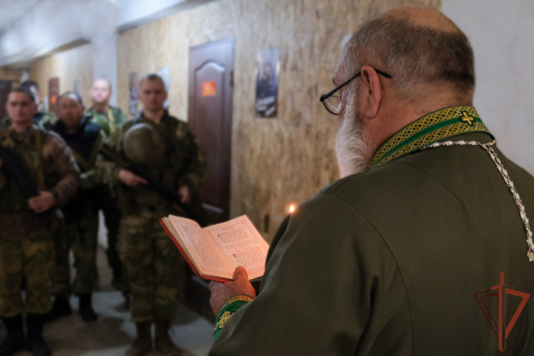 Росгвардейцы встретились с военным священником в зоне СВО (ВИДЕО)