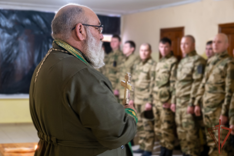 Росгвардейцы встретились с военным священником в зоне СВО (ВИДЕО)