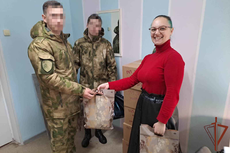 Росгвардейцы передали школьникам ЛНР новогодние подарки из Хабаровска