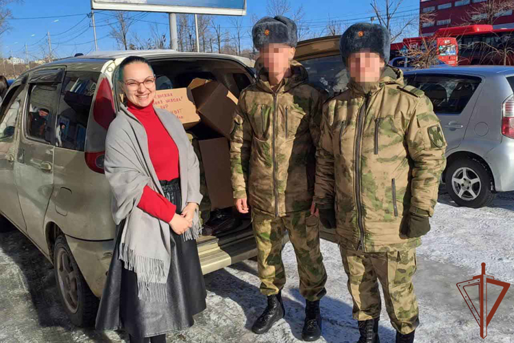 Росгвардейцы передали школьникам ЛНР новогодние подарки из Хабаровска