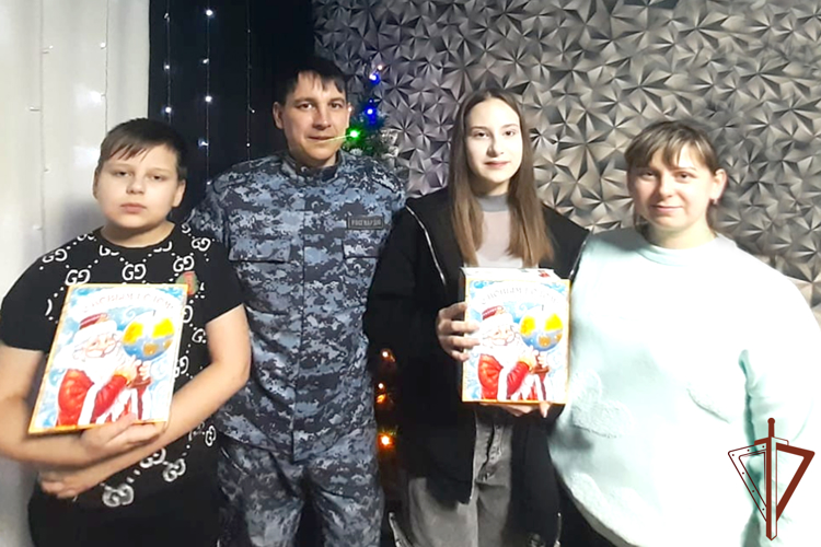  Дед Мороз специального назначения  продолжает поздравлять детей на Урале