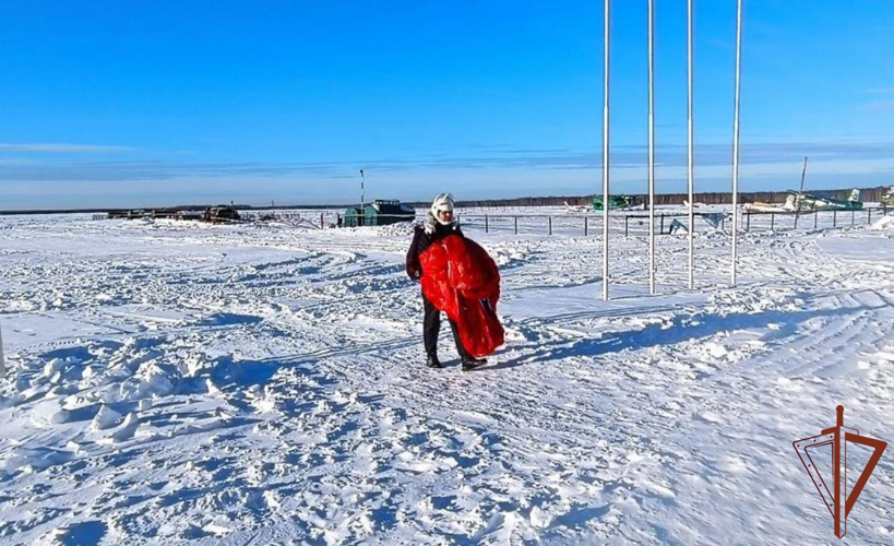 Летчики Росгвардии совершили тренировочные прыжки с парашютом  на Урале (видео)