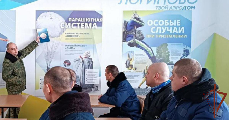 Летчики Росгвардии совершили тренировочные прыжки с парашютом на Урале (видео)