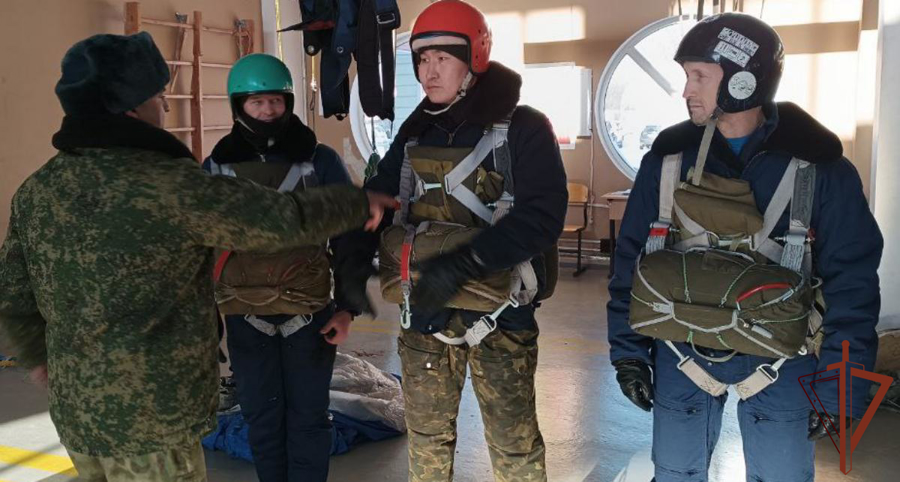 Летчики Росгвардии совершили тренировочные прыжки с парашютом  на Урале (видео)