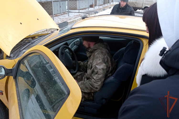 Росгвардейцы пришли на помощь водителю автомобиля в Херсонской области 