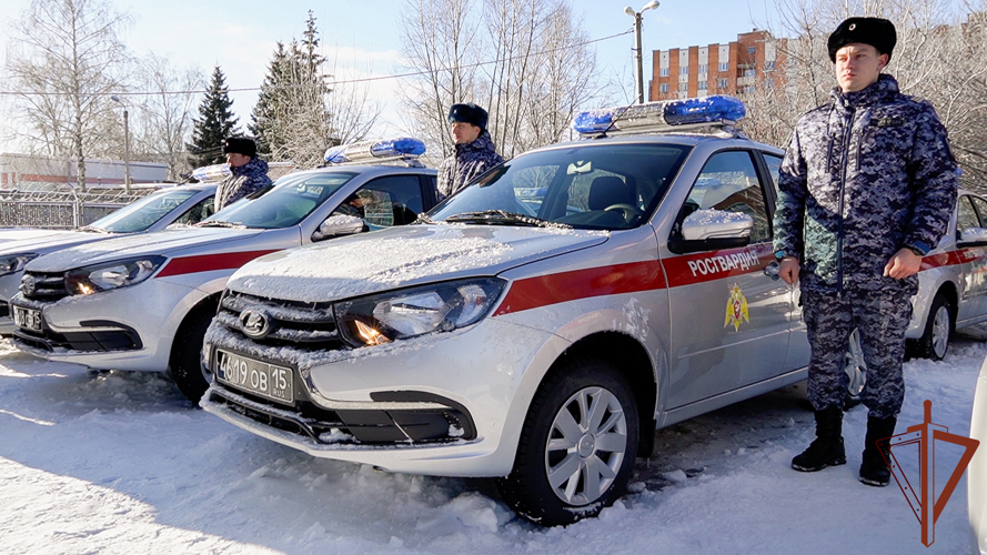 Сотрудникам Росгвардии вручили ключи от новых служебных автомобилей в Пензе