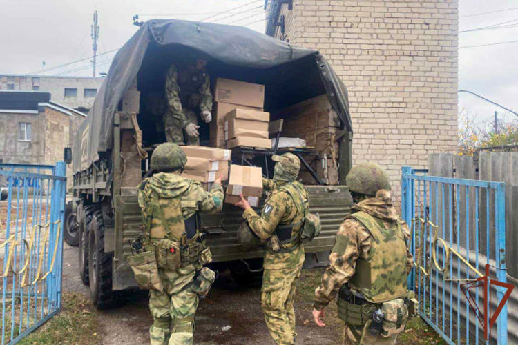 Росгвардейцы доставили гуманитарную помощь жителям Запорожской области