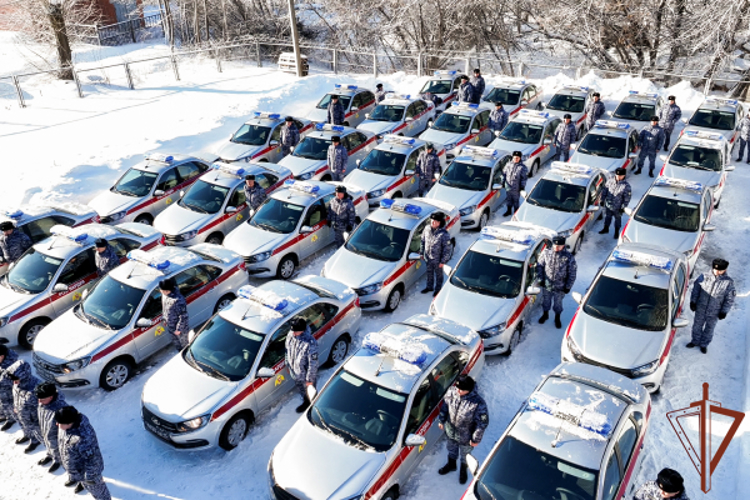 Сотрудникам Росгвардии вручили ключи от новых служебных автомобилей в Пензе