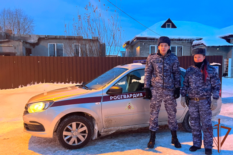 Росгвардейцы помогли эвакуировать жителей поселка во время пожара в Ленинградской области