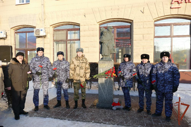 В Сибири росгвардейцы приняли участие в памятных мероприятиях, посвященных 80-летию полного освобождения Ленинграда от фашистской блокады
