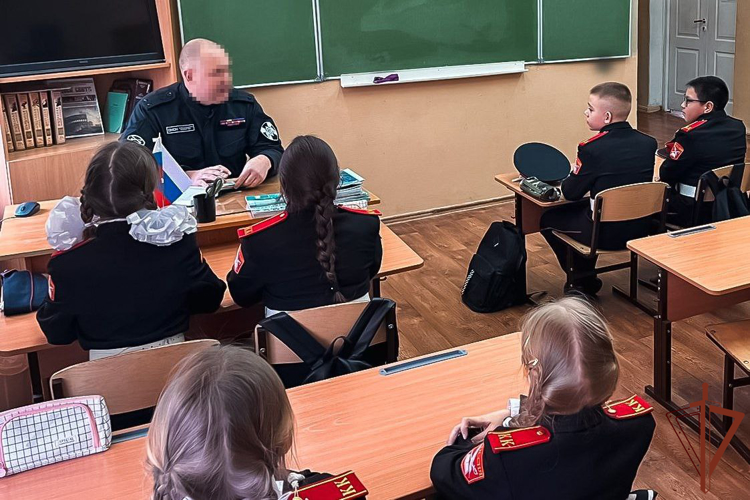 Сотрудники ОМОН познакомили юных сибиряков со службой в подразделениях специального назначения Росгвардии