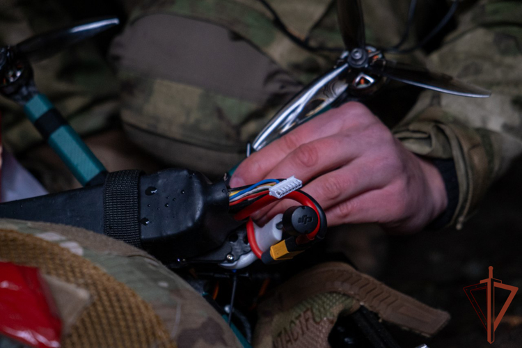 Росгвардия показала работу расчета FPV-дрона в Запорожской области
