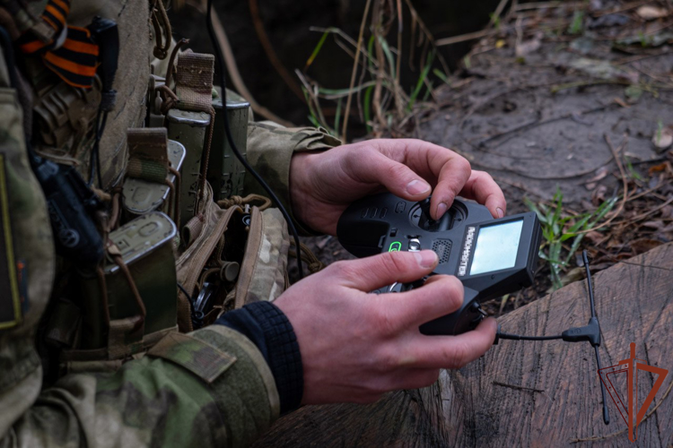 Росгвардия показала работу расчета FPV-дрона в Запорожской области