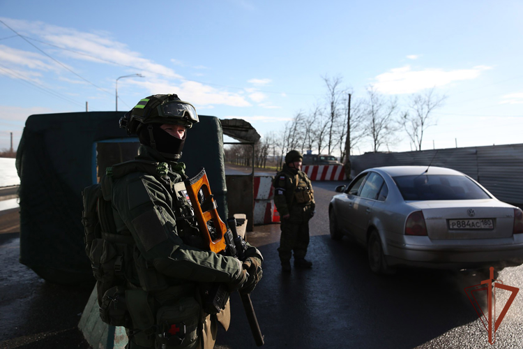 Более 65 тысяч автомашин досмотрели росгвардейцы на контрольно-пропускных пунктах в ДНР (видео)